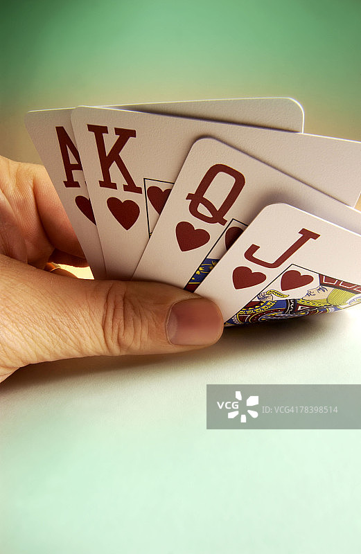 玩扑克的男人图片素材