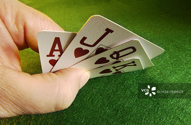 玩扑克的男人图片素材