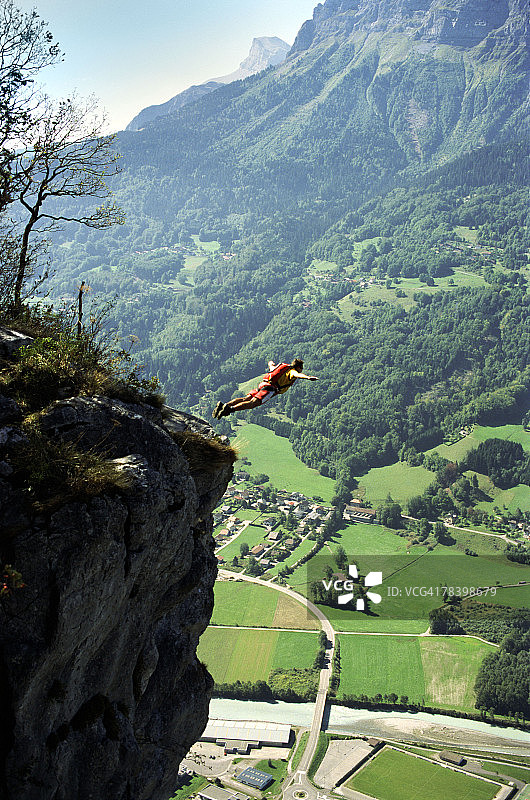 跳崖的人图片素材