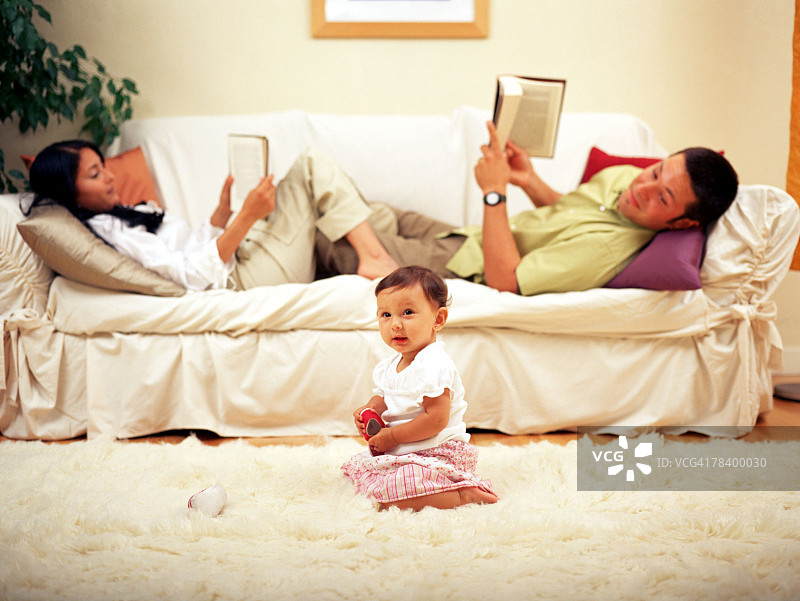 父母和宝宝在家图片素材