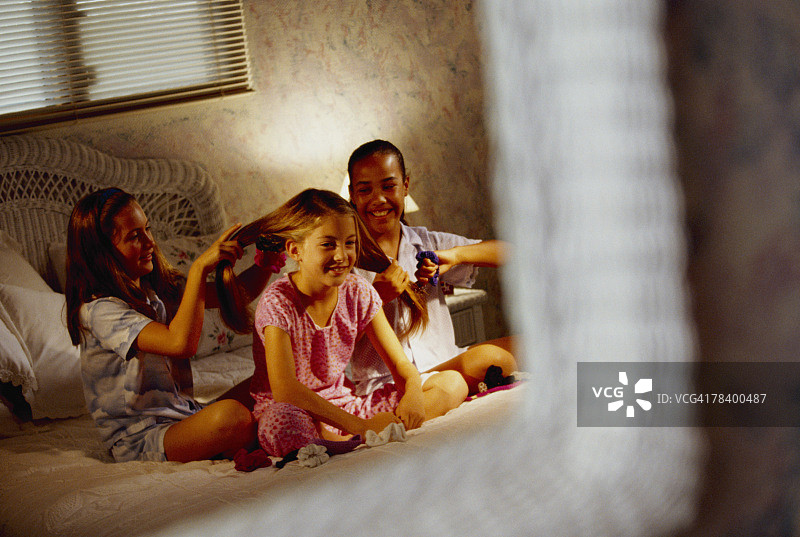 女孩们互相编头发图片素材