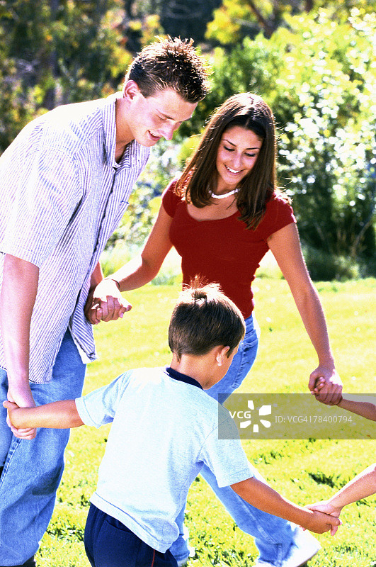 一家人玩游戏图片素材