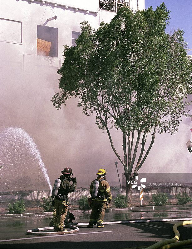 消防员正在灭火图片素材