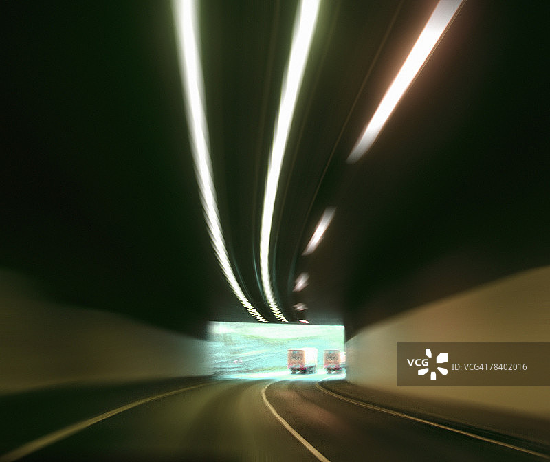 穿梭隧道图片素材