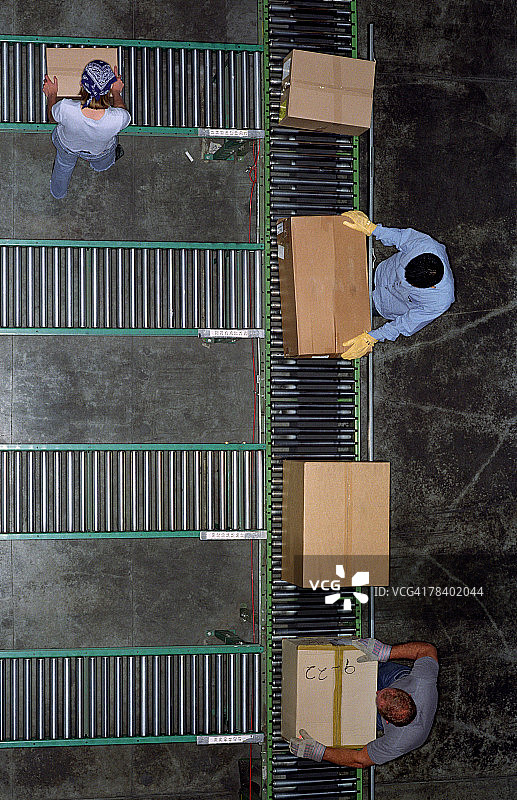 传送带上的工人图片素材