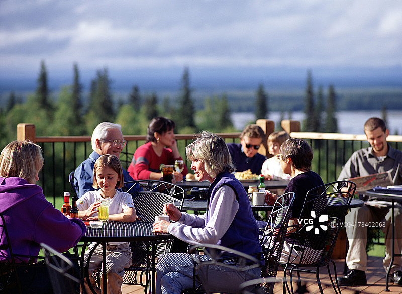 游客在阿拉斯加塔尔基特纳旅馆放松身心图片素材
