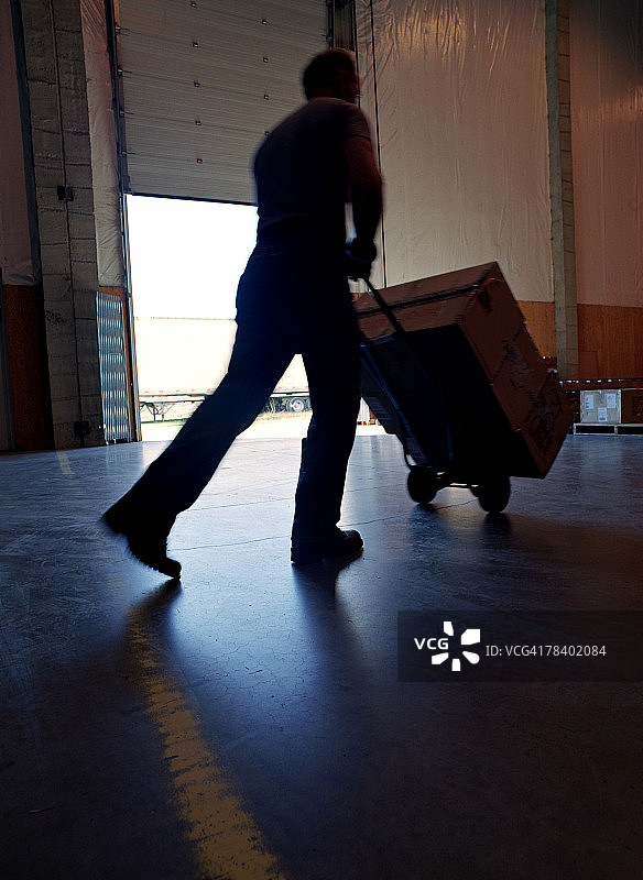 工人搬运箱子图片素材