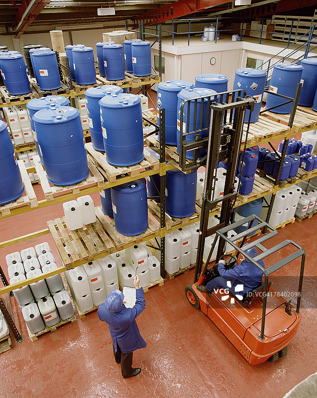 仓库中的工人图片素材