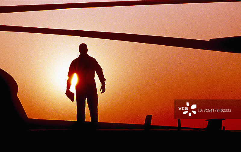 士兵站在军用直升机上图片素材