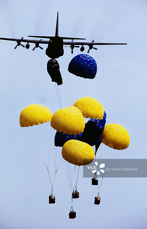 军用飞机空投补给图片素材