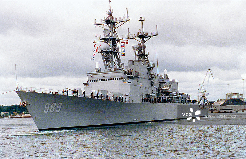 驱逐舰抵达港口图片素材