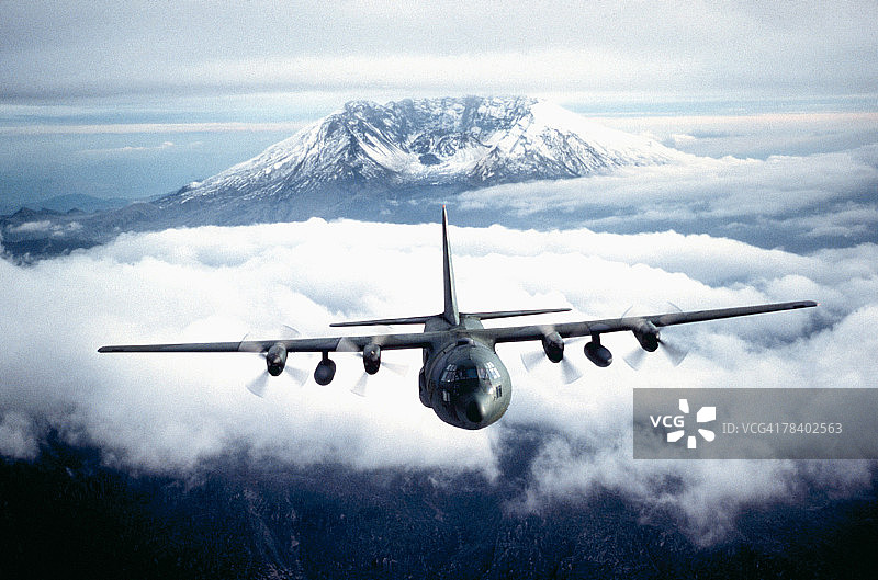 云层之上的军用飞机图片素材