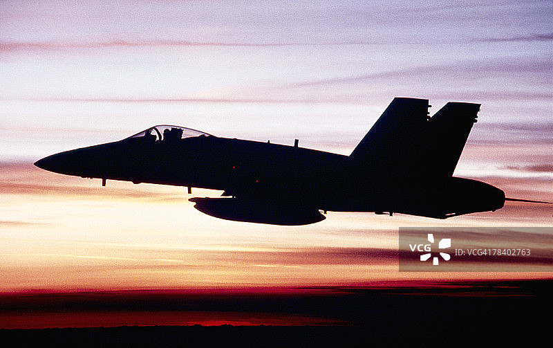 飞行中的军用飞机图片素材