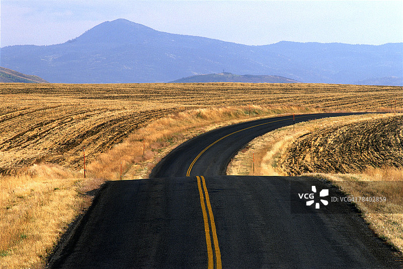 草原公路图片素材