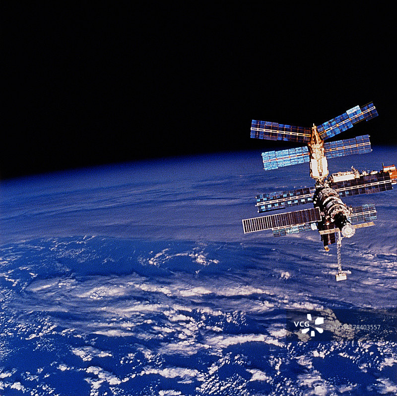 和平号空间站漂浮在地球上方图片素材