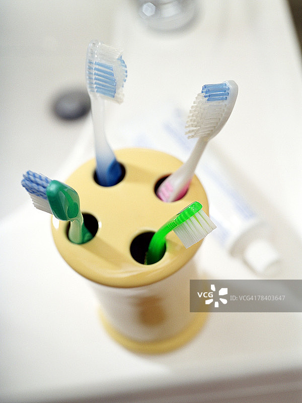 水槽上的牙刷架图片素材