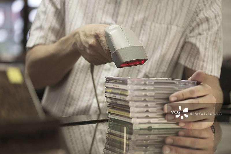 男人扫描CD图片素材