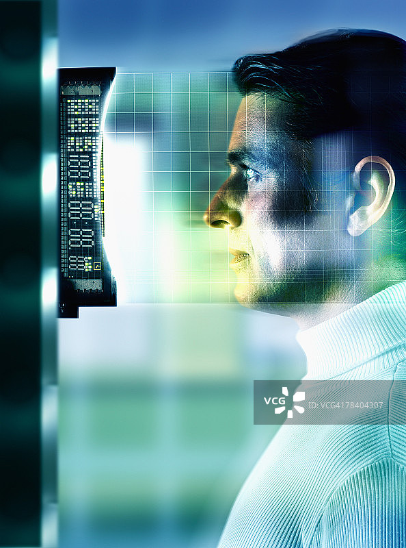 男子进行视网膜扫描图片素材