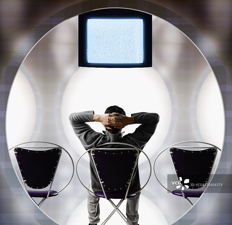 男人在看电视图片素材