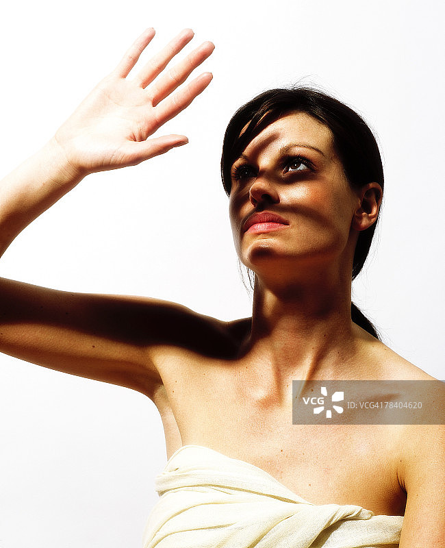 遮挡阳光的女人图片素材