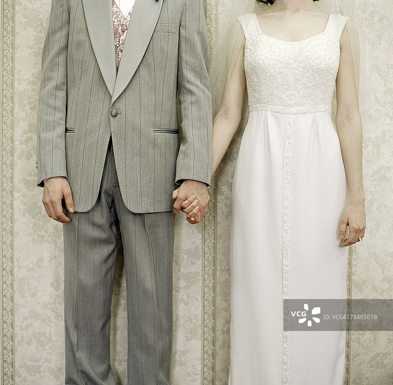 手牵手的婚礼夫妇图片素材