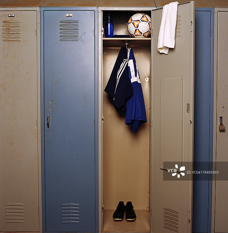 打开的健身房储物柜图片素材