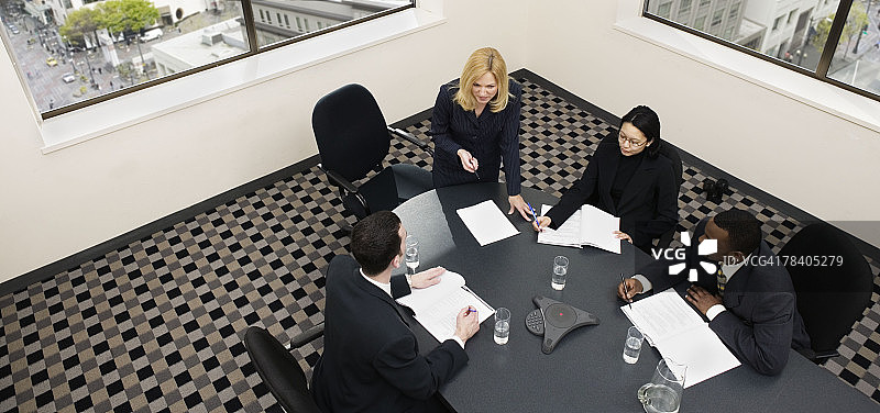 在会议桌旁的商务人士图片素材