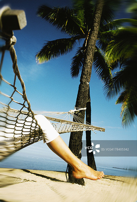 在吊床上放松的人图片素材