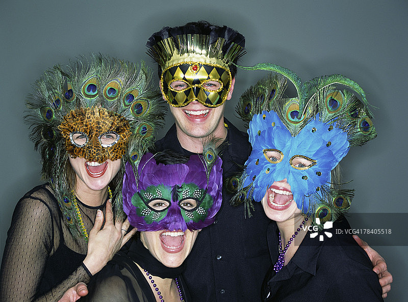 戴狂欢节面具的人们图片素材