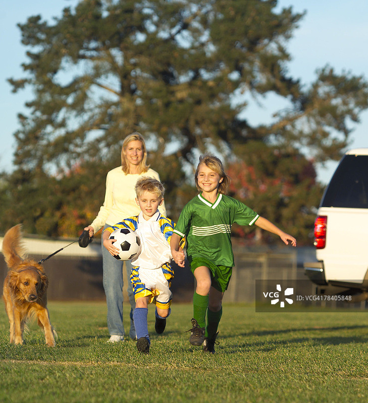 母亲和孩子们在足球比赛现场图片素材