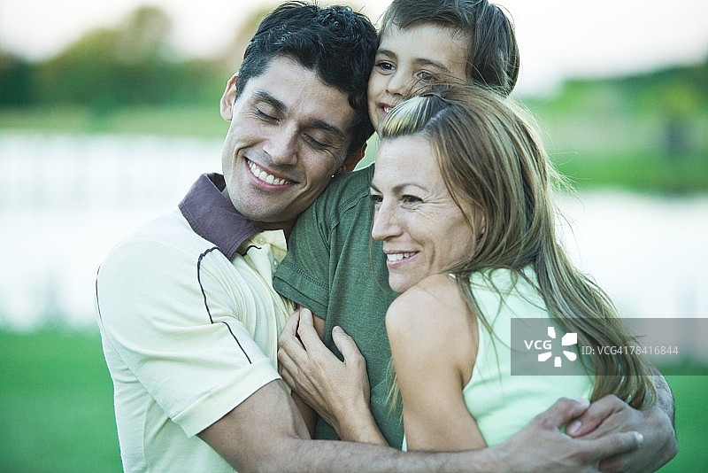 一家人拥抱在一起图片素材