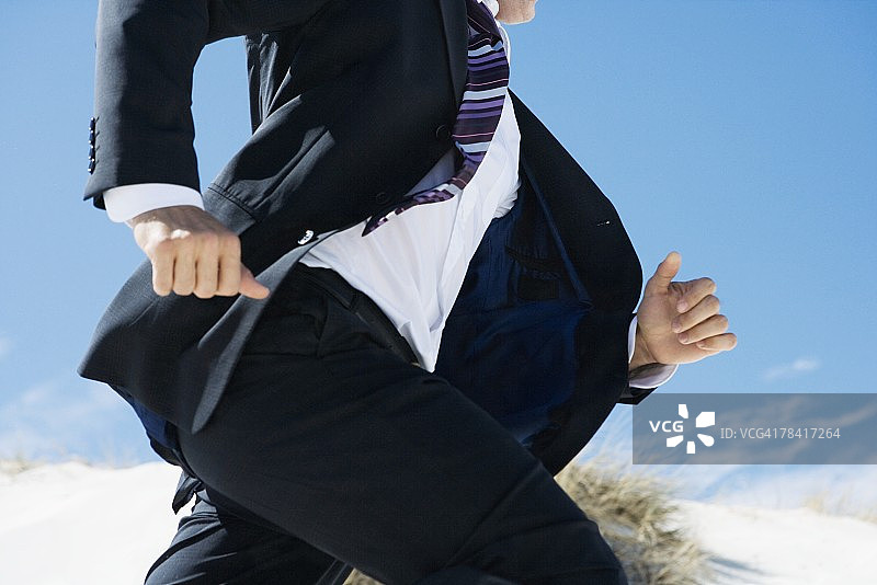 商人奔跑，背景是沙丘，截取了中间部分的视图图片素材