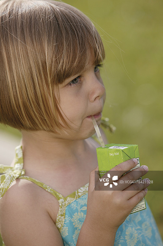 女孩喝着果汁盒图片素材