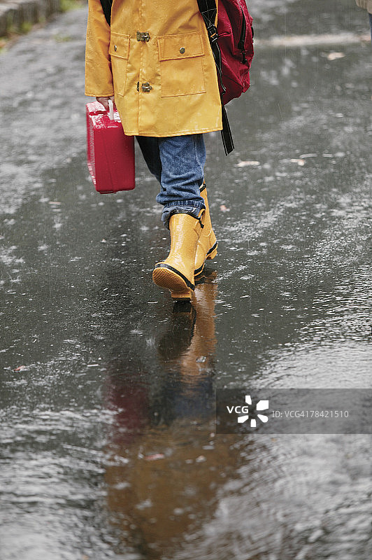 雨中步行上学的孩子图片素材