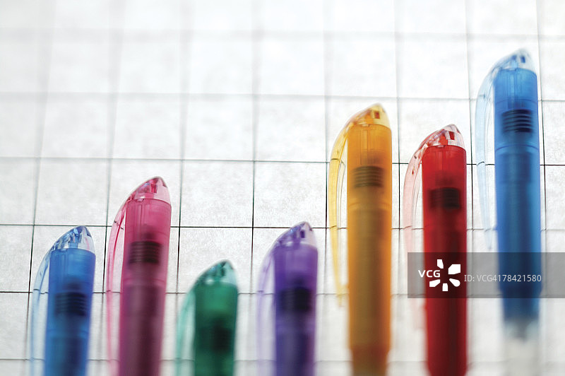 彩色笔组成的条形图图片素材