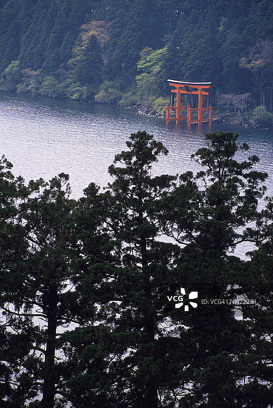 日本箱根芦之湖上的鸟居图片素材