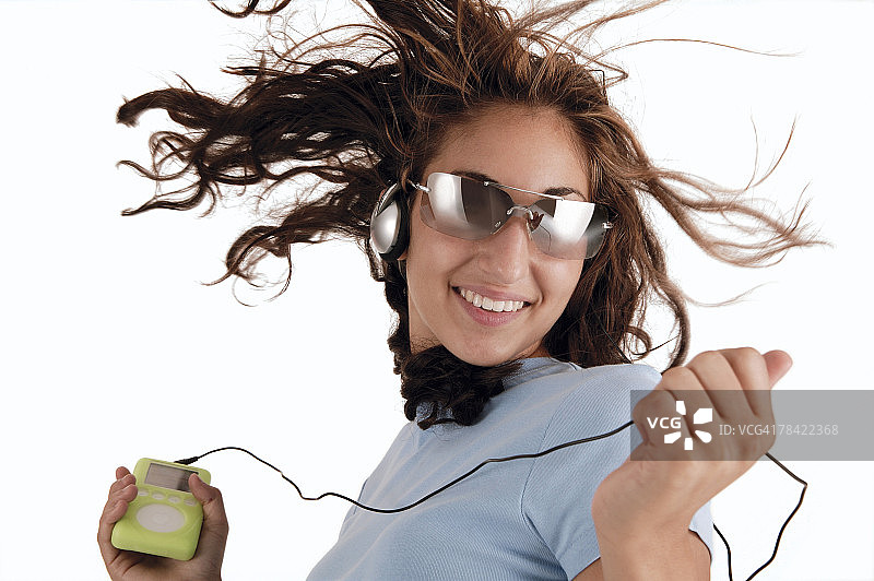 青少年女孩听MP3播放器图片素材