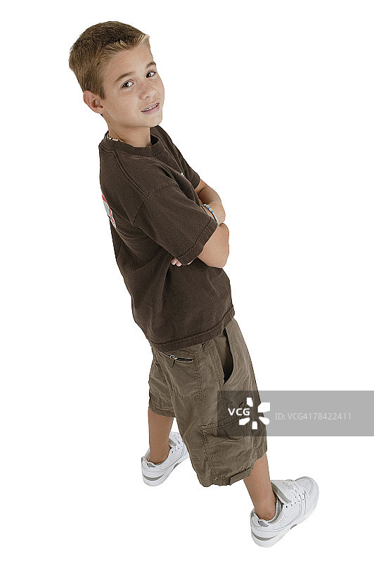 交叉双臂的青少年男孩图片素材