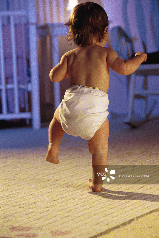 婴儿走路图片素材