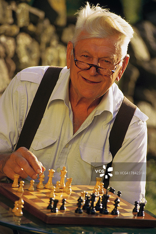 老年男人下棋图片素材