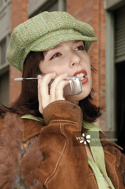 在户外使用手机的都市女性图片素材