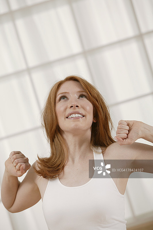 女人拉伸图片素材