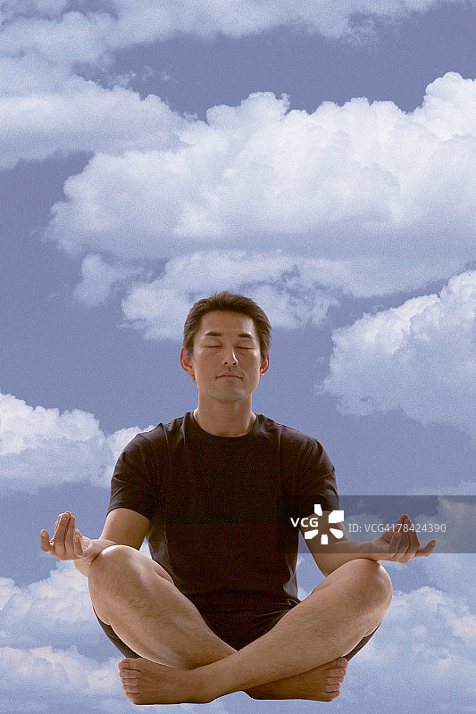 男人在云端做瑜伽图片素材