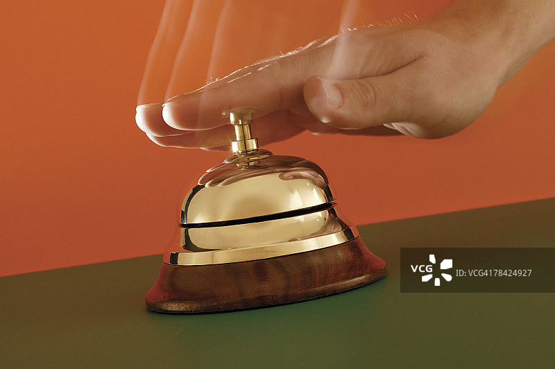 手按响服务铃图片素材