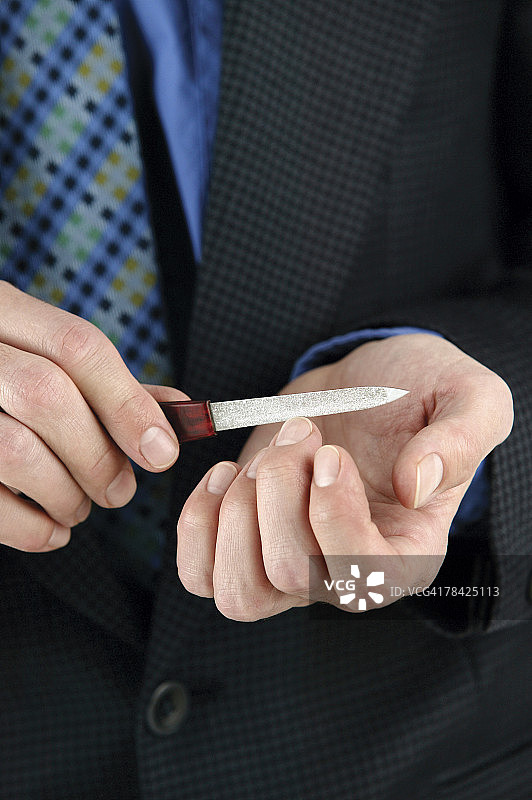 男子锉指甲图片素材