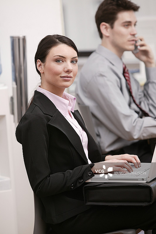 女商人在笔记本电脑上工作图片素材