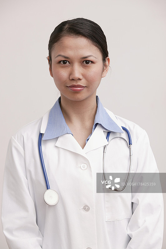 Portrait of doctor in lab coat图片素材