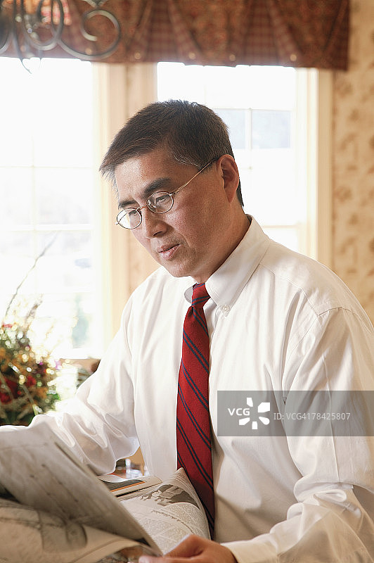 男子看报纸图片素材