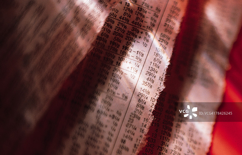 撕毁的股票报告特写图片素材