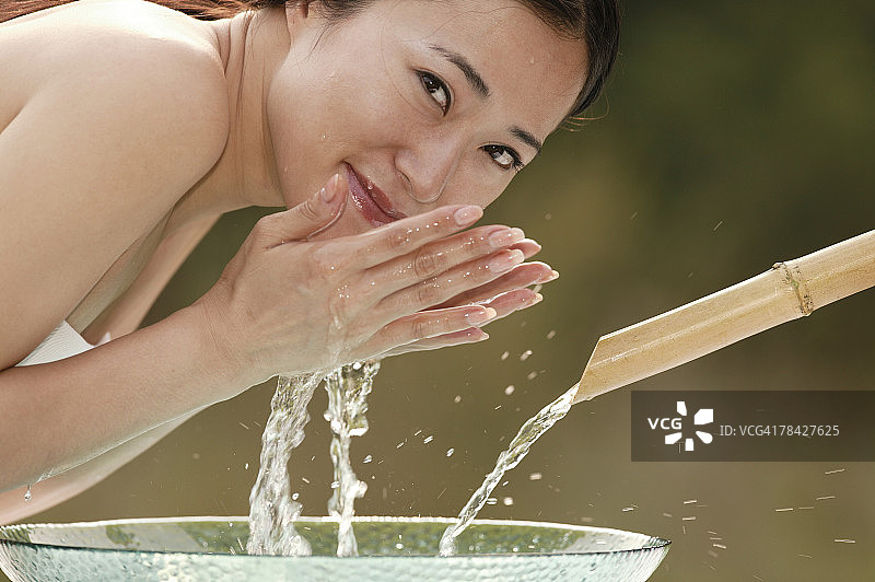 女人在洗脸图片素材
